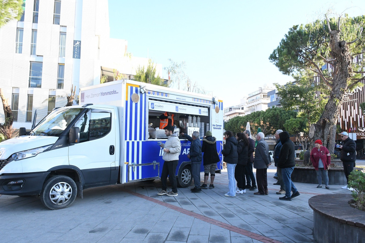 KUŞADASI BELEDİYESİ’NDEN SOĞUK HAVALARDA SICAK İKRAM